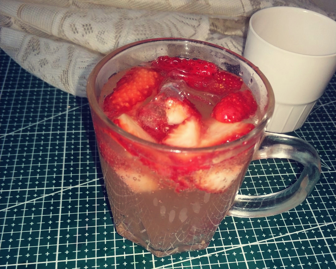草莓渐变气泡水