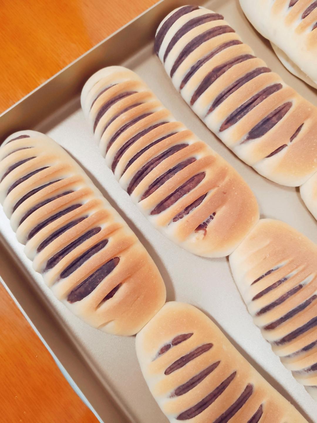 豆沙毛毛虫面包