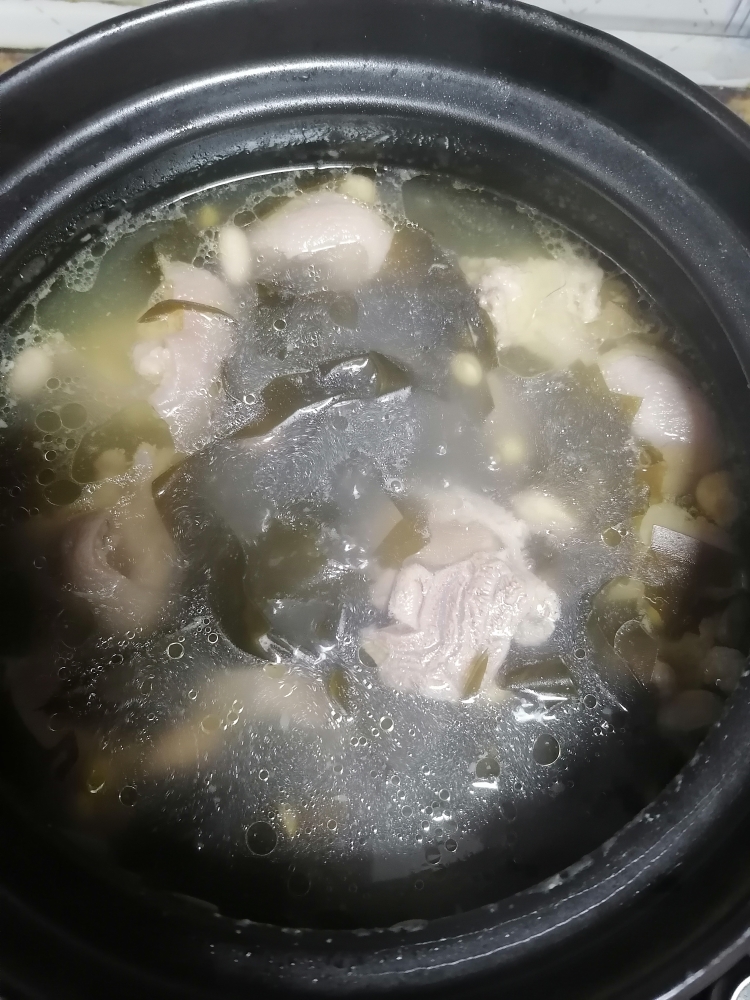海带黄豆花生猪脚汤的做法 步骤4