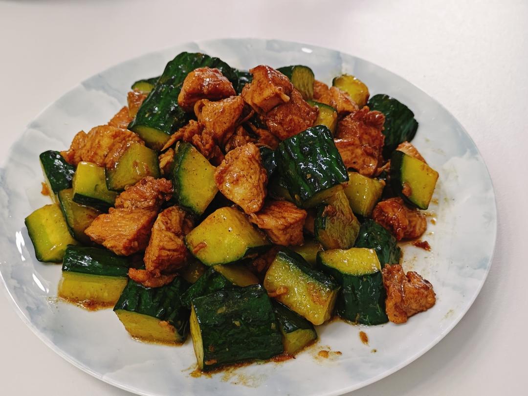 清爽解腻的黄瓜炒鸡胸肉，低脂低卡减肥食谱