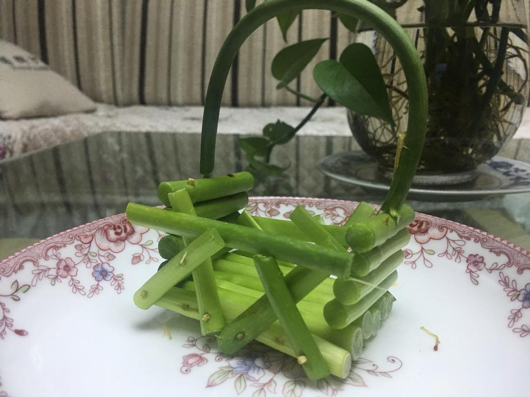 蔬菜盘饰拼盘摆盘（蒜苔小花篮）