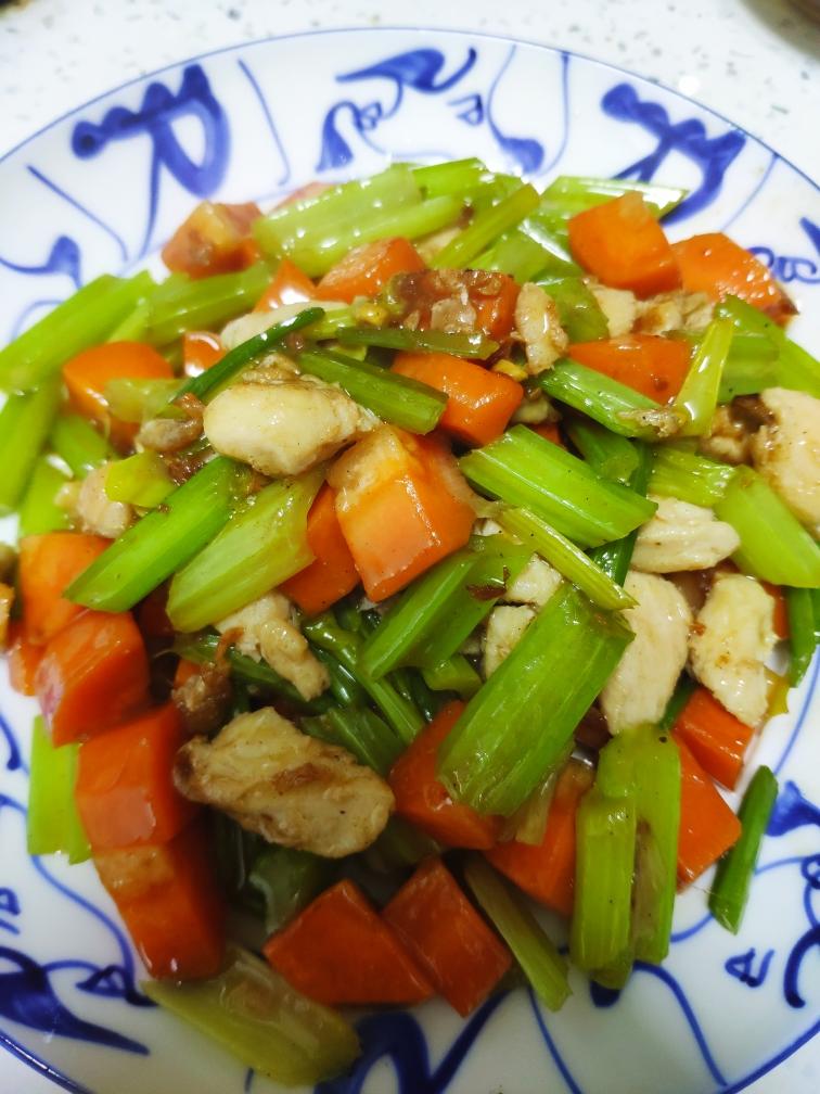 胡萝卜芹菜炒鸡丁的做法