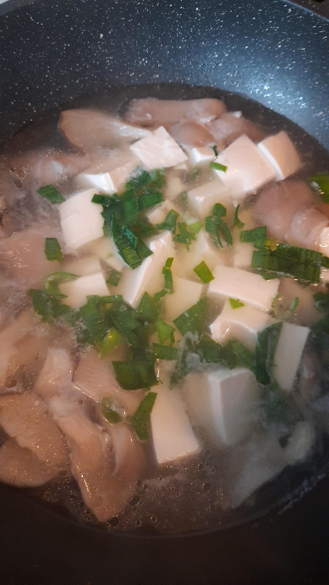 平菇豆腐汤🥙🥘的做法