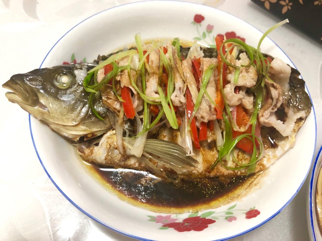 五花肉蒸鱼