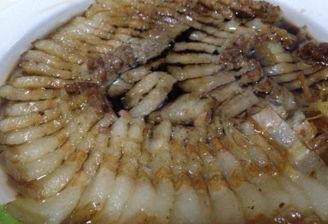 年夜饭餐桌上的菜蒸五花肉   酸菜蒸肉   蒸五花肉片   蒜泥白切肉