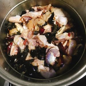 香菇木耳红枣枸杞虫草花蒸鸡肉的做法 步骤5
