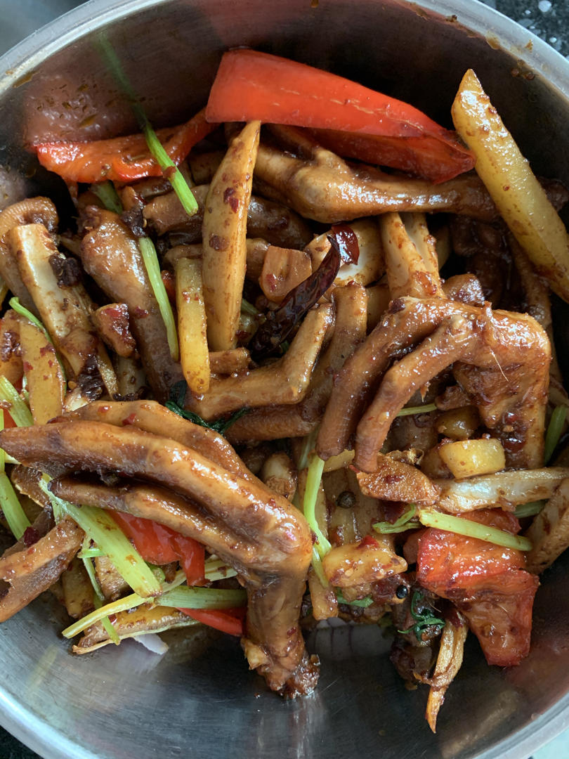 厨师长教你：“干锅鸭脚”的家常做法，边加热边吃全身都暖暖的