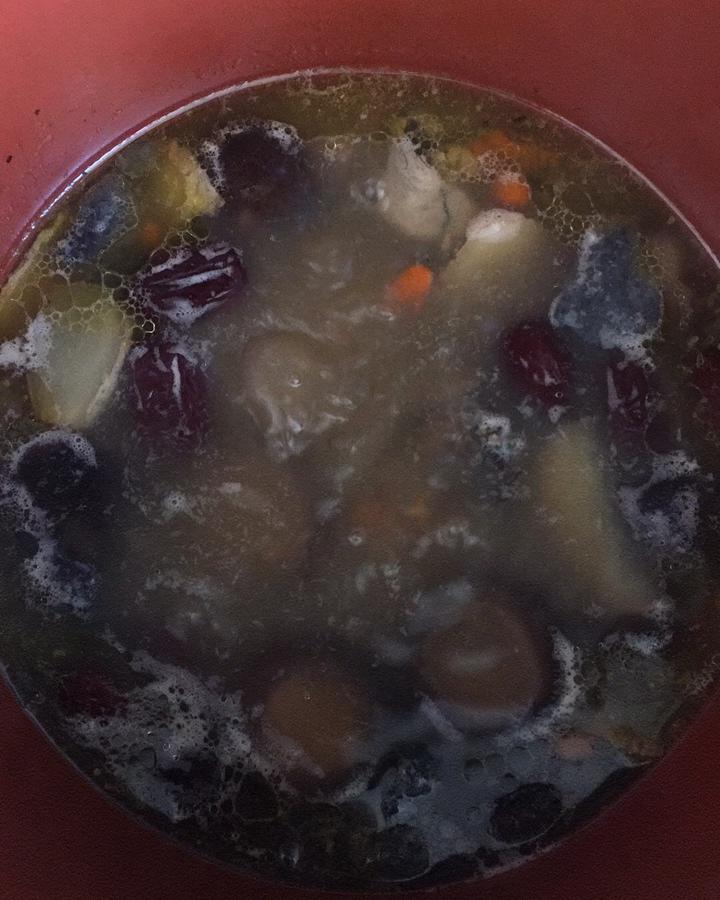 枸杞红枣乌鸡汤