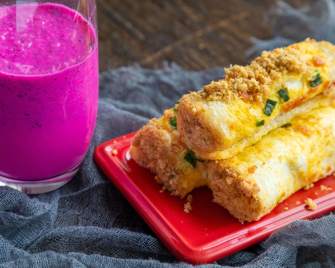 吐司肉松卷&火龙果奶昔的做法