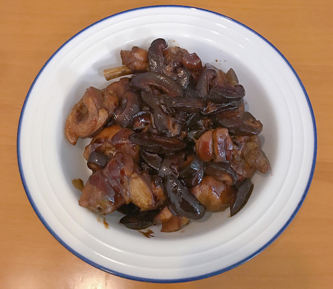 十几年不吃鸡肉的人吃了一盘子的小鸡炖香菇