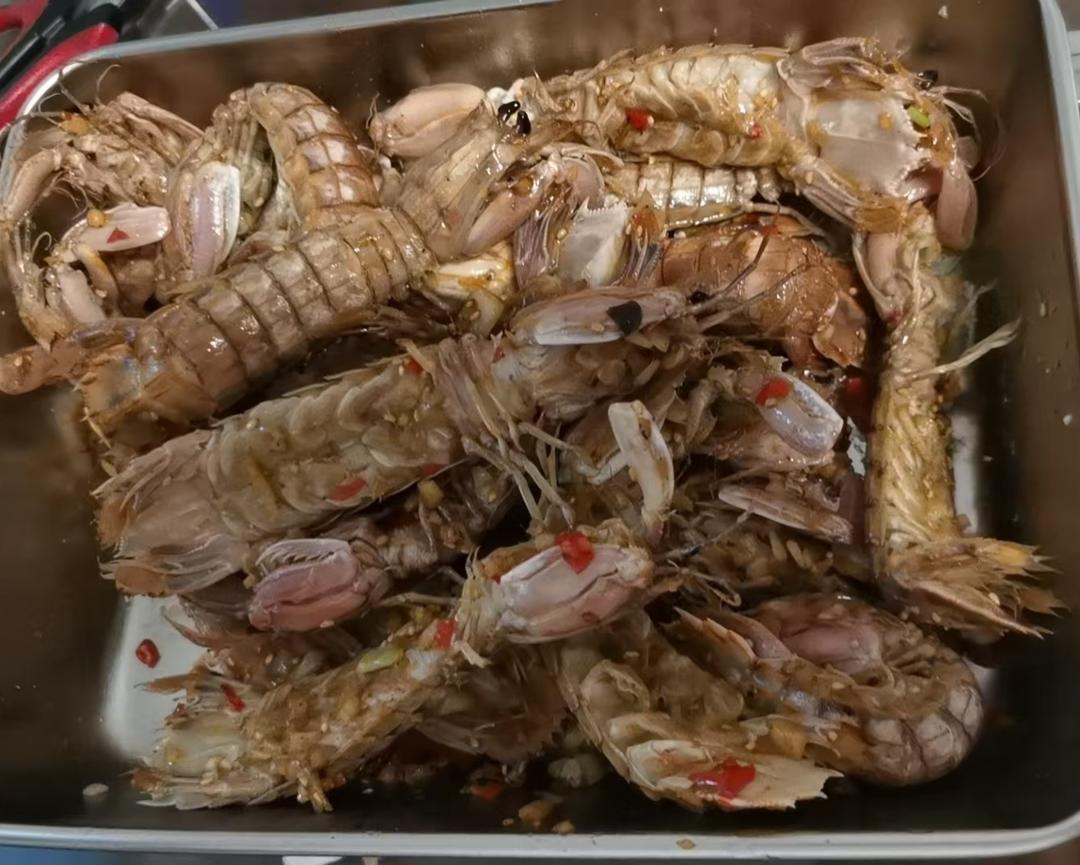 无油炸版的椒盐皮皮虾和巧拨虾壳的方法