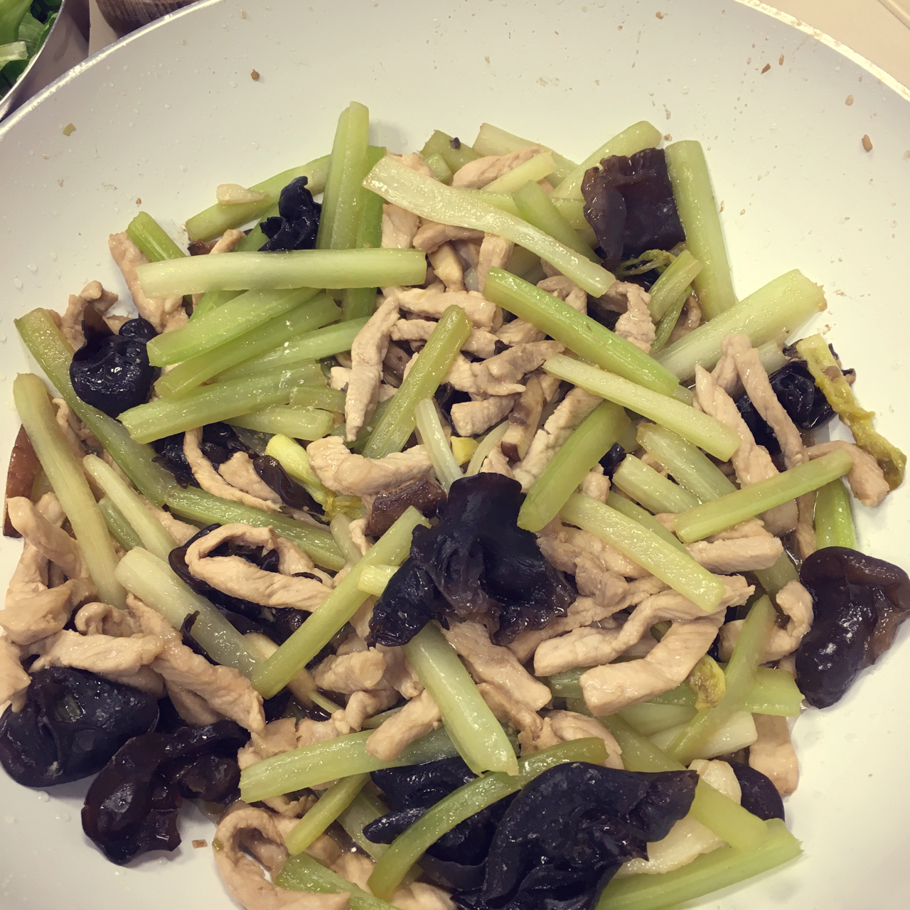芹菜木耳炒肉丝