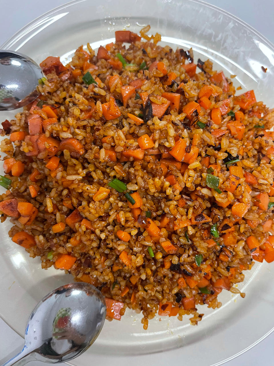 蛋炒饭不要只放鸡蛋了，加点老干妈，生抽耗油都不需要了，香喷喷