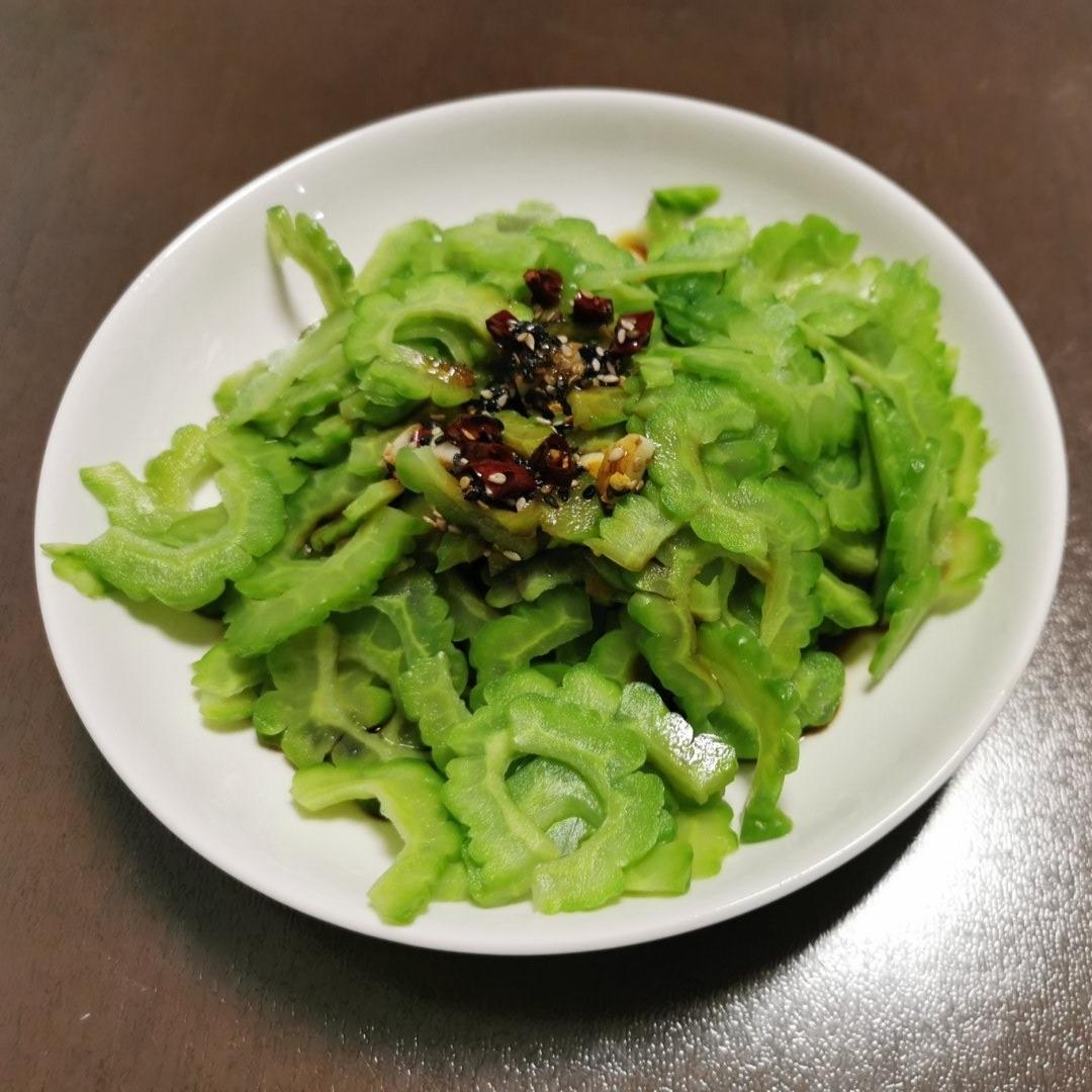 凉拌苦瓜(色碧、味脆)