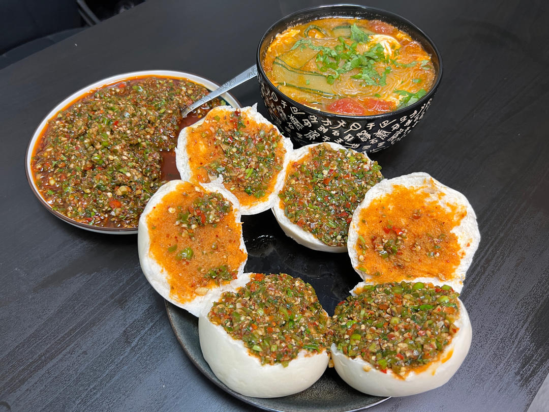 陕西深夜食堂，凉拌六辣子夹馍。