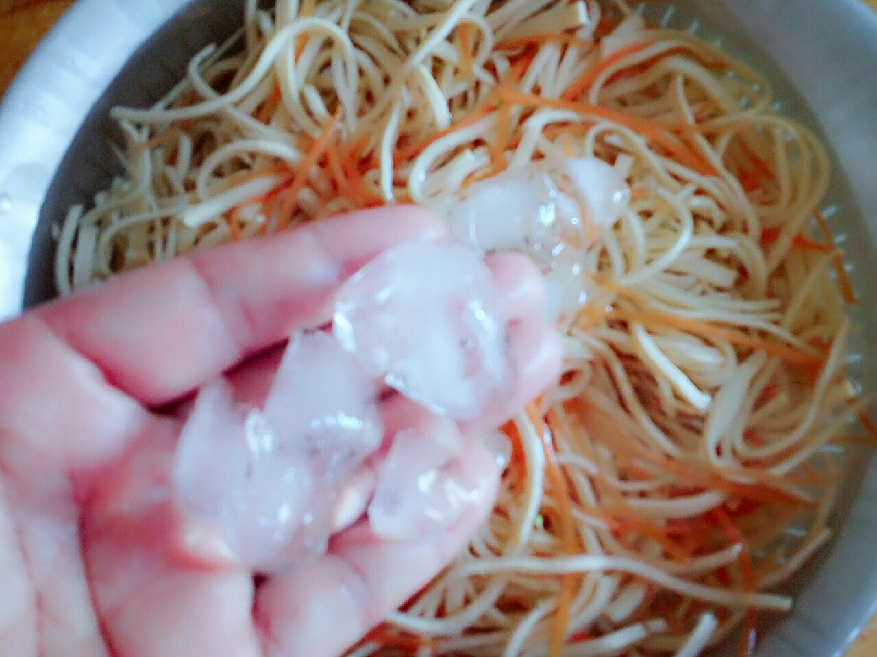 超快手的凉拌豆皮（千张）木耳黄瓜胡萝卜丝的做法 步骤6