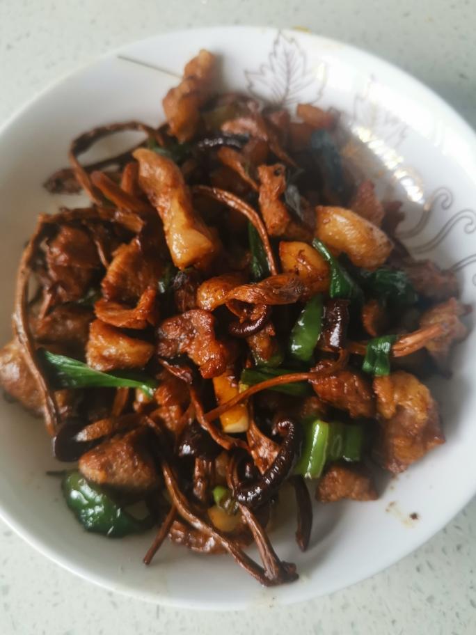 五花肉干锅茶树菇