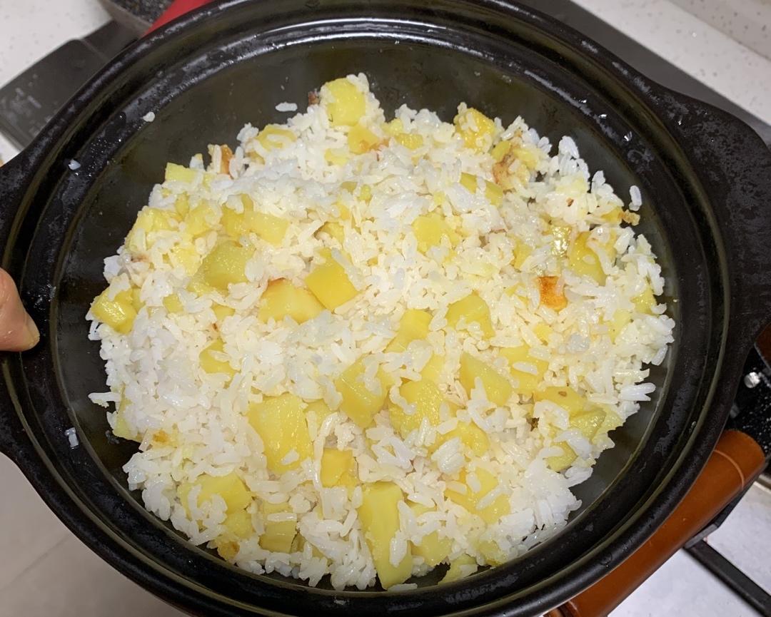 剩饭怎么解决？简单易做“砂锅洋芋焖饭”