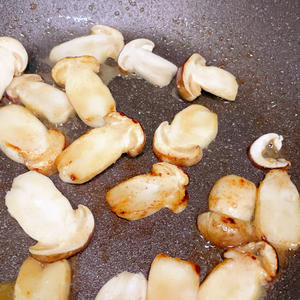 🍃春日里的一口鲜#黄油煎赤松茸的做法 步骤4