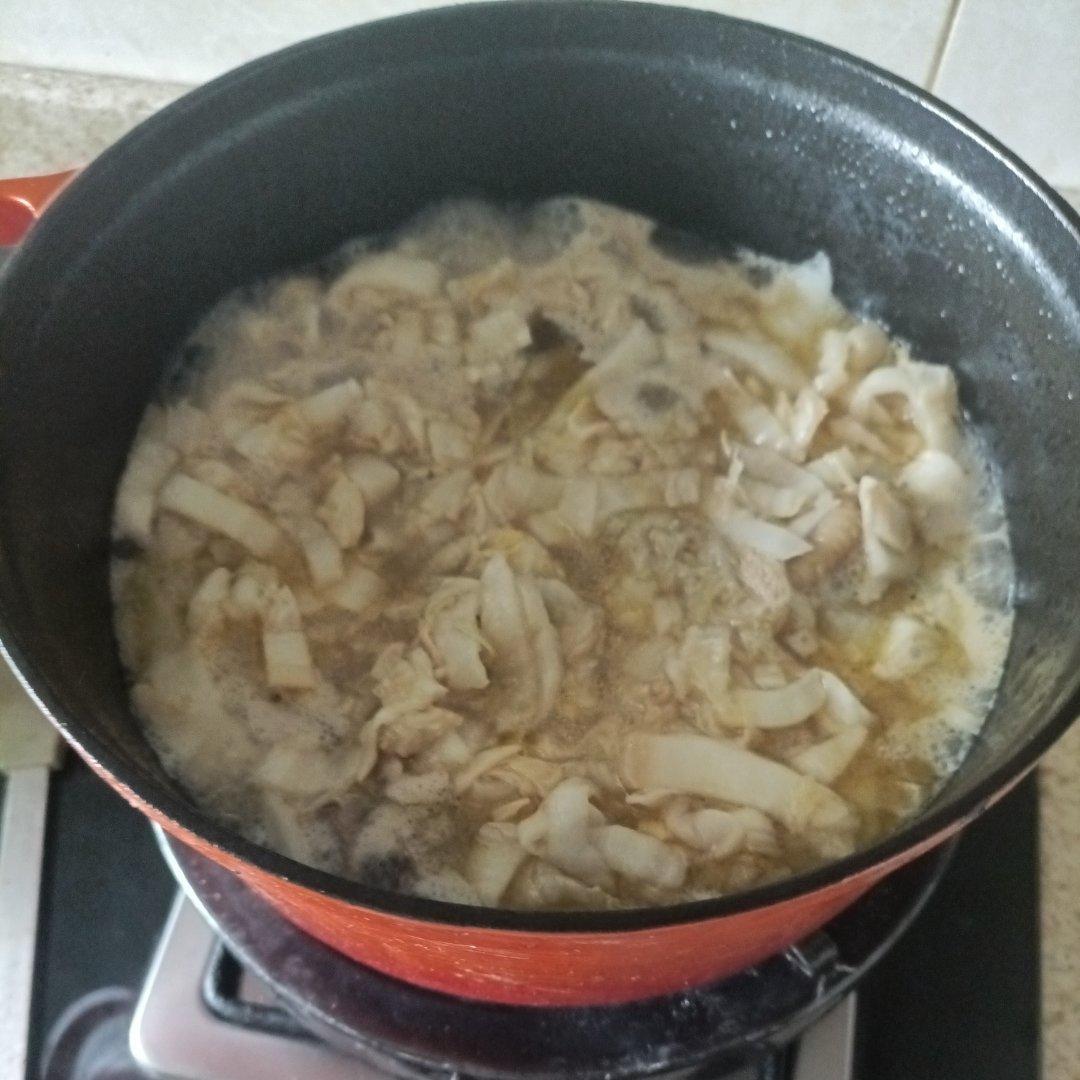 东北酸菜炖鸡