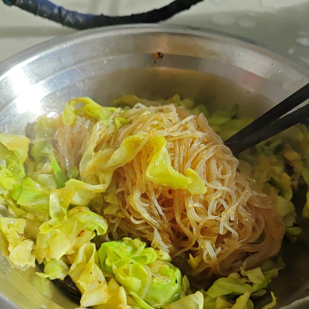 最近爱吃粉丝粉条～包菜炒粉丝