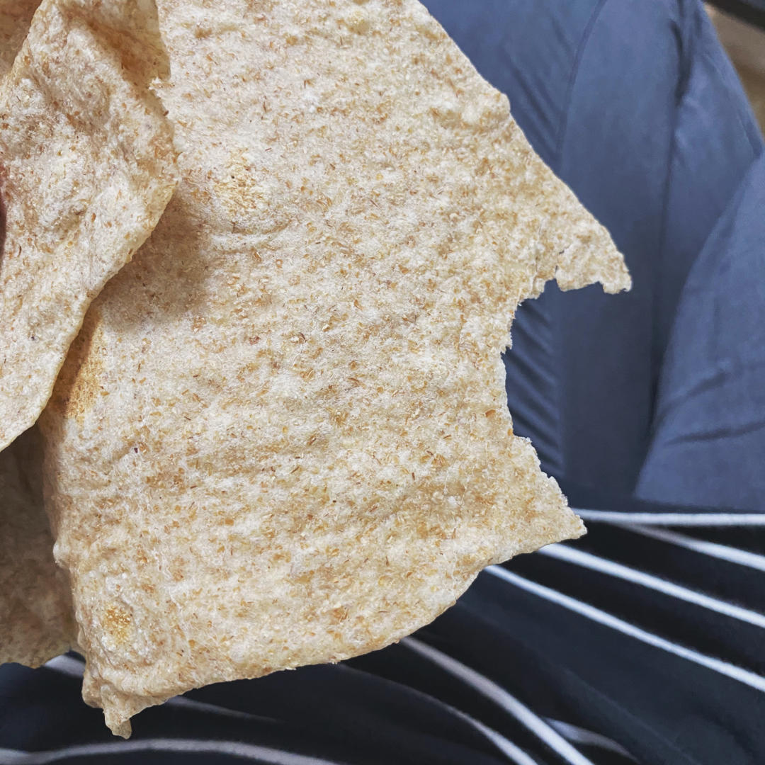 健身厨男的全麦卷饼