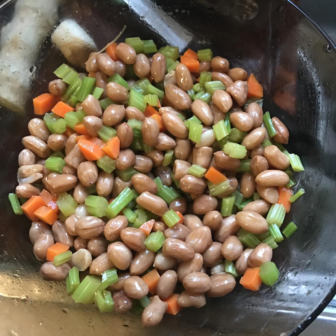 凉拌芹菜花生米胡萝卜