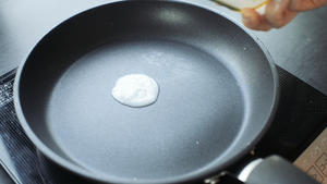 拉丝、松软、香喷喷的早餐芝士鸡蛋卷的做法 步骤3