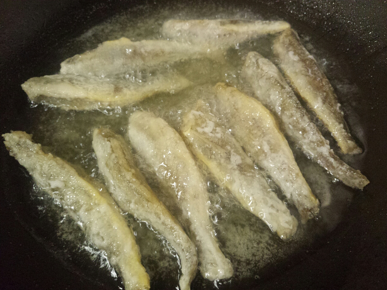 外酥里嫩：不会回软的干炸小黄鱼。的做法 步骤7