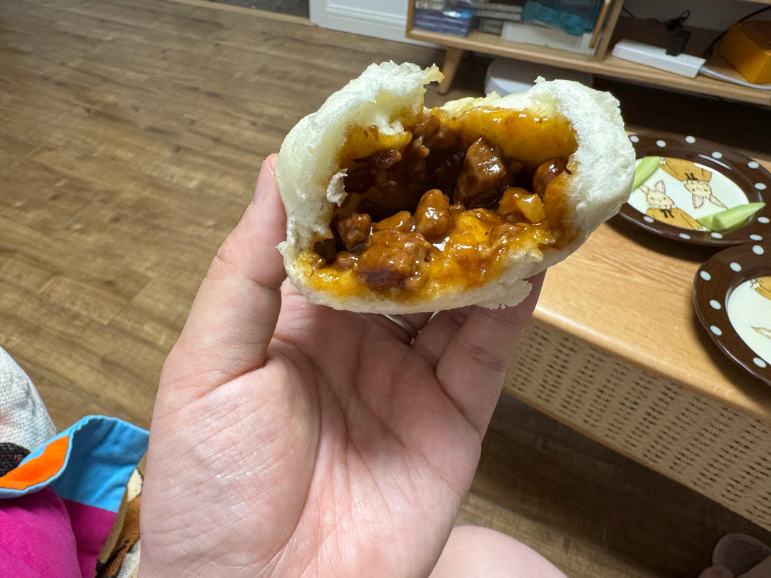 云朵般松软爆浆蜜汁叉烧包