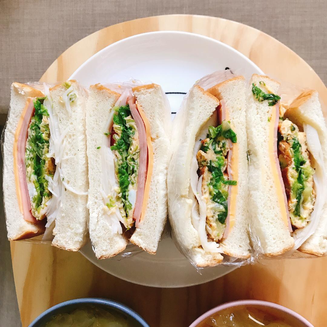 蟹柳蔬菜火腿芝士综合三明治