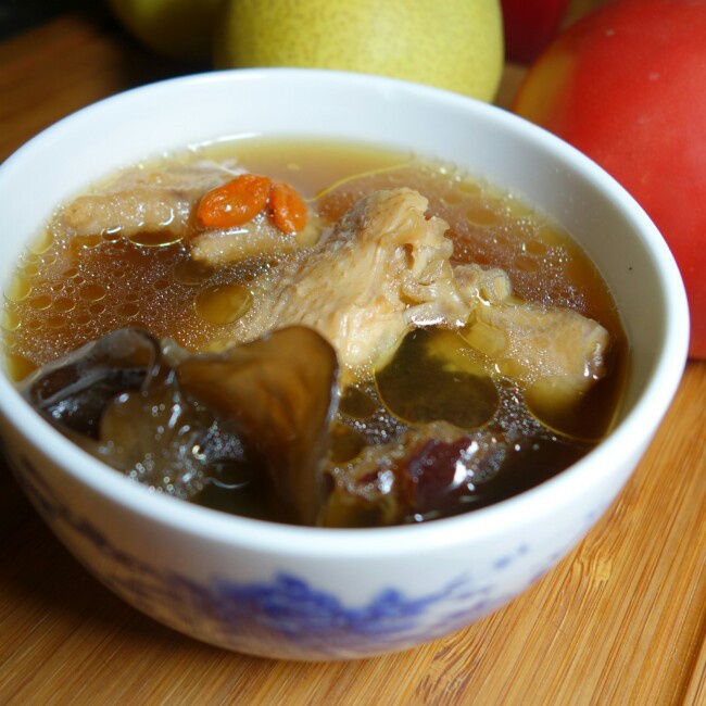 黑木耳炖鸡汤