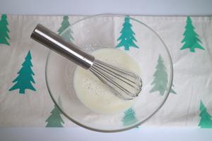 fluff棉花糖—竹炭覆盆子奶冻卷的做法 步骤10