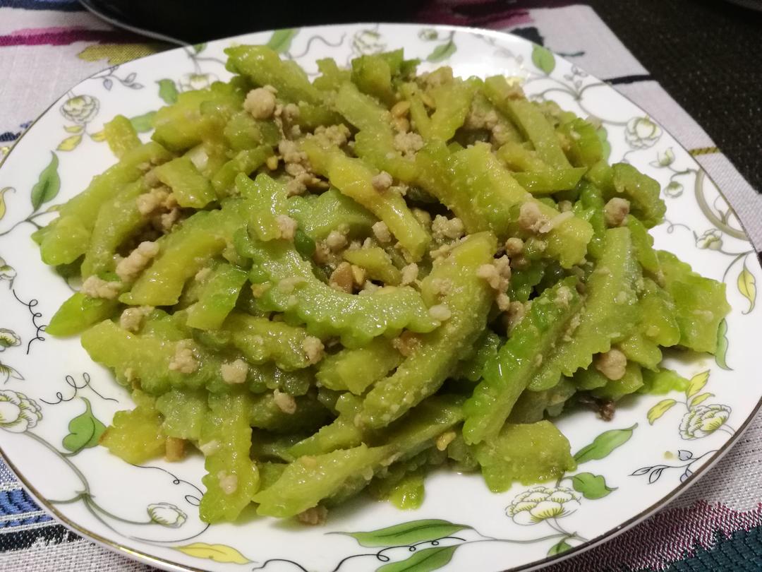 豆酱肉末炒苦瓜的做法