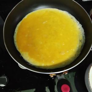 鸡蛋皮拌菠菜的做法 步骤2