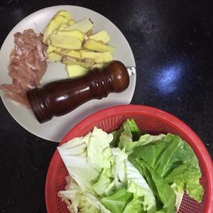 风寒感冒食谱—老姜肉片白菜汤的做法 步骤1