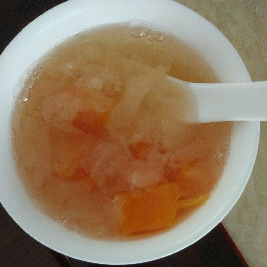 堪比燕窝的美容佳品——桃胶银耳炖木瓜