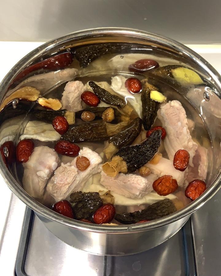 花胶羊肚菌煲鸡汤