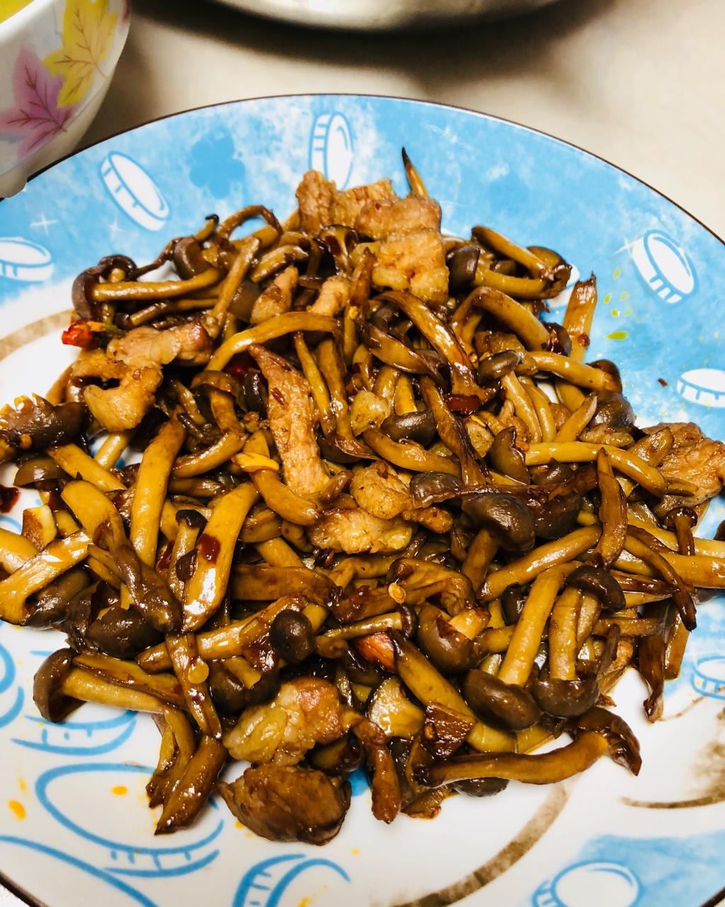 五花肉炒蟹味菇