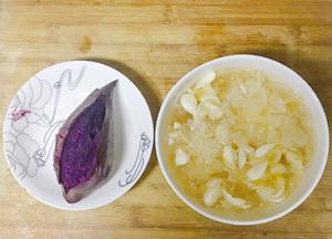 秋冬暖饮-自带美颜的紫薯百合银耳露的做法 步骤2