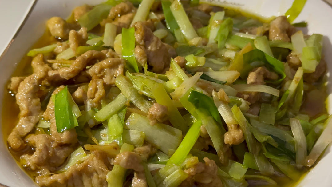 蒜黄炒肉怎么做好吃？下锅顺序很重要，肉丝滑嫩，蒜黄脆爽不出水