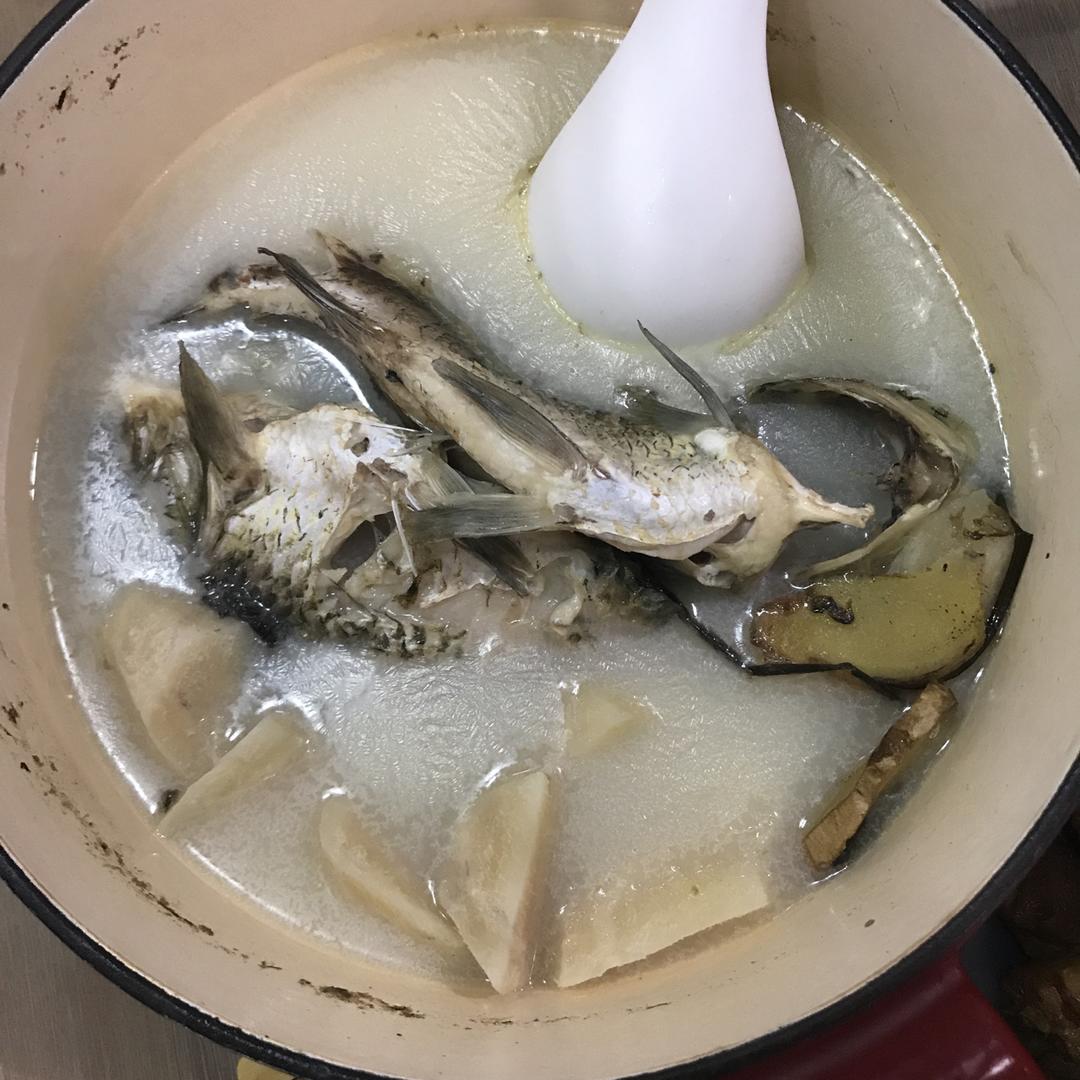 粉葛鲫鱼汤-去湿气