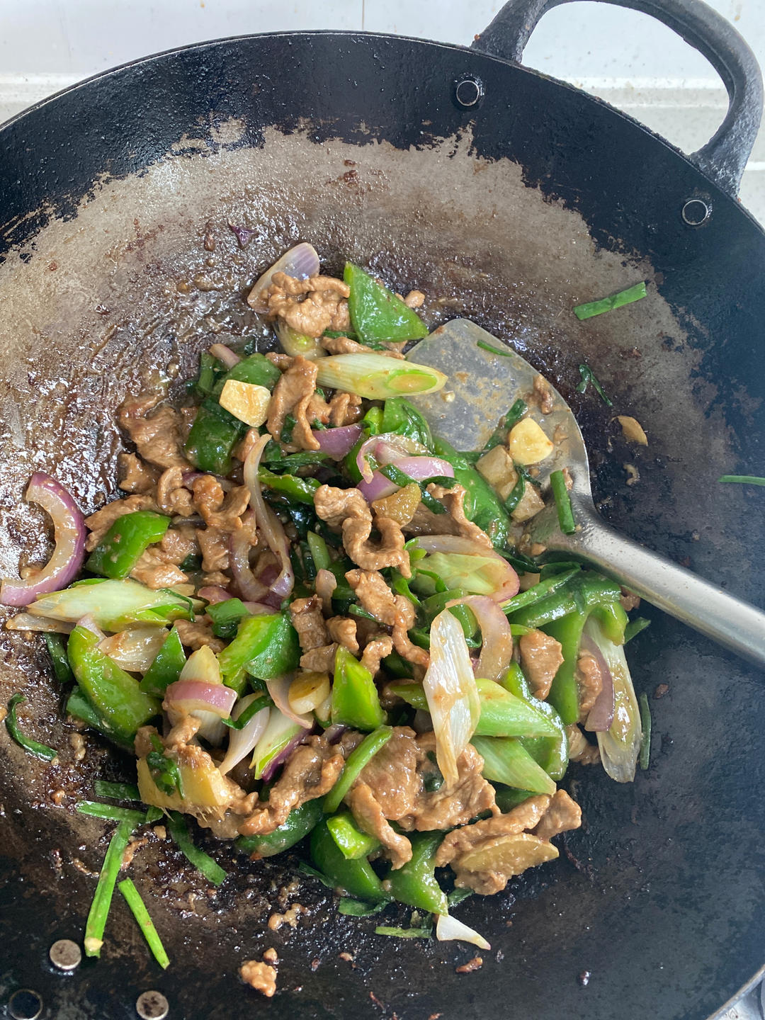 厨师长教你：“葱爆牛肉”的家常做法，葱香味浓郁先收藏起来