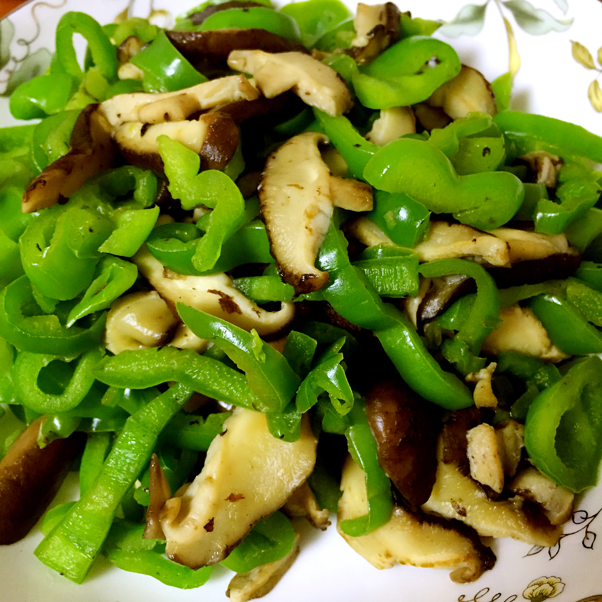 青椒炒香菇