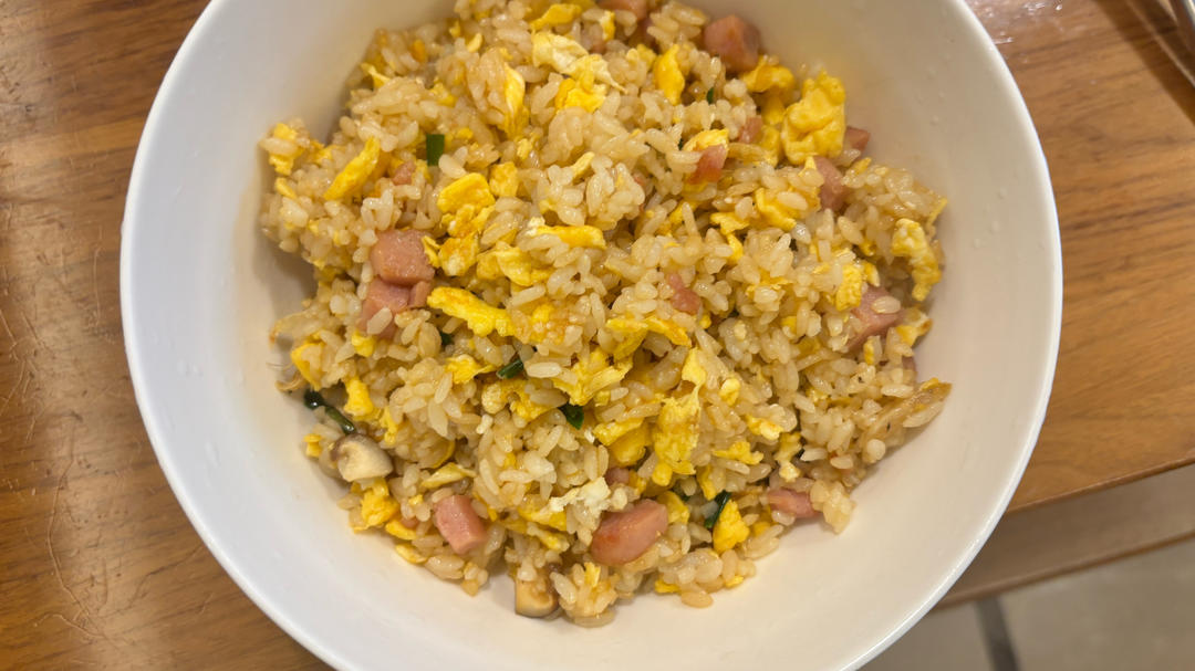 ✅挑战365天晚餐不重样第185天：午餐肉蛋炒饭‼️