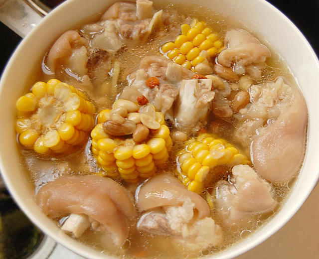 黄豆花生玉米猪蹄汤的做法