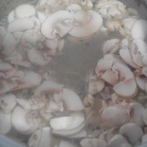 三文鱼头奶油蘑菇浓汤的做法 步骤6