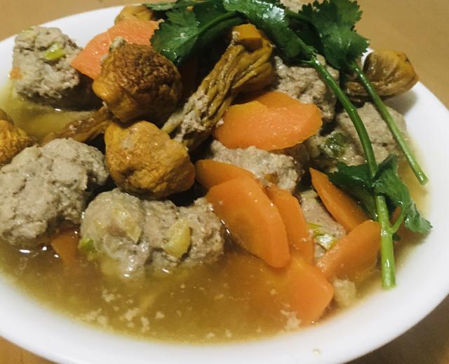 红萝卜松茸菇羊肉丸子汤的做法