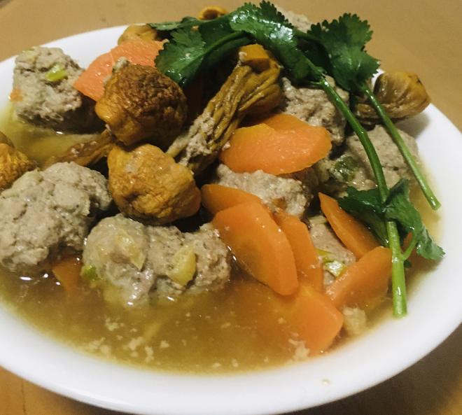 红萝卜松茸菇羊肉丸子汤的做法