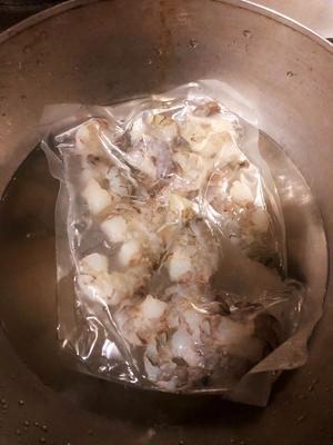 减肥餐：虾仁番茄菌菇白菜汤的做法 步骤1